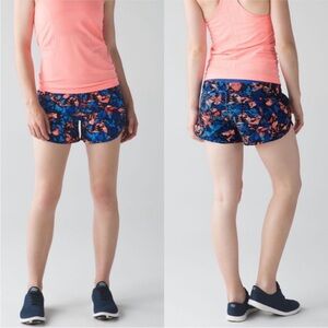 Lululemon Tracker Short 4-way Stretch
Paint Storm Harbor Blue Multi / Black SZ 6